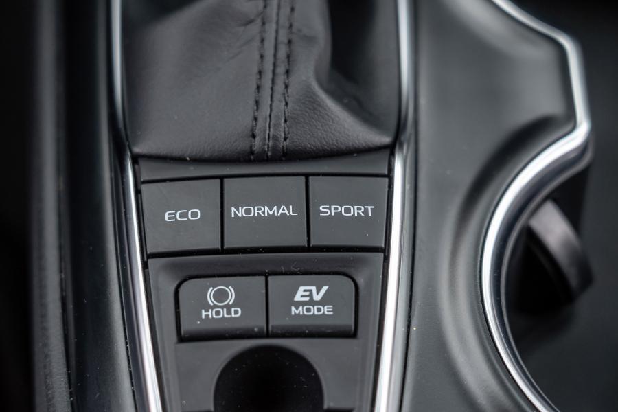 Детали интерьера Toyota Camry Hybrid XLE 2017 года  (NA) (фото 32 из 40)